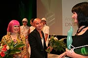 Zandra Rhodes und Lu Kan gratulieren der Preisträgerin (Foto: Martin Schmitz)